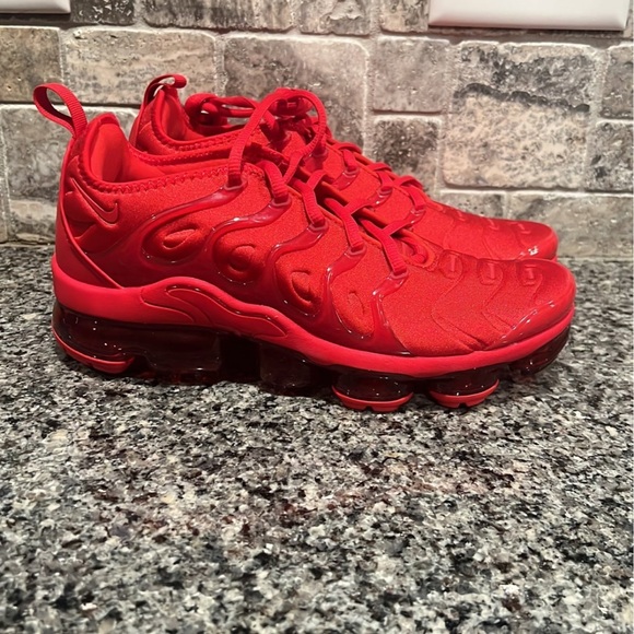 triple red vapormax plus men's